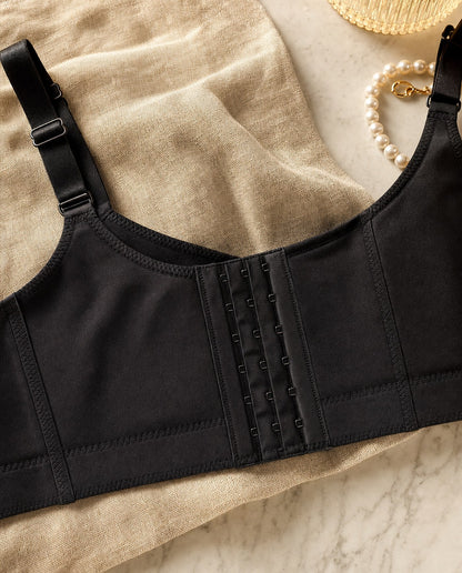 Close-up of the wide smoothing back band and multi-row hook-and-eye closure